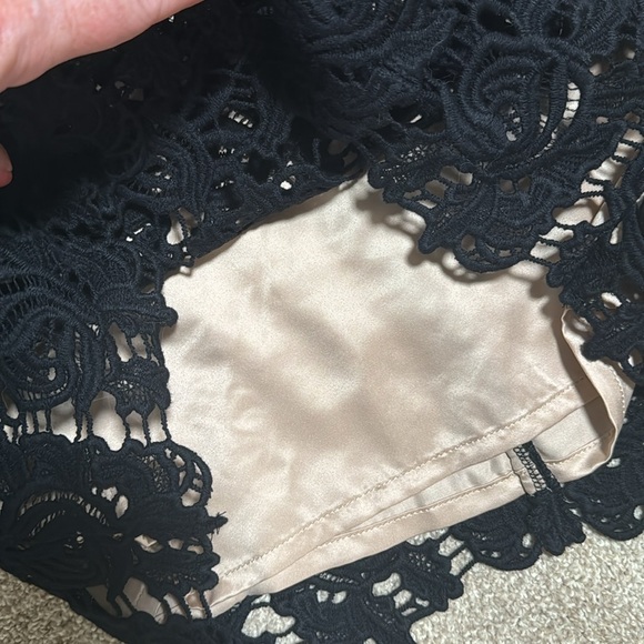 Beautiful champagne and black skirt - Picture 3 of 7